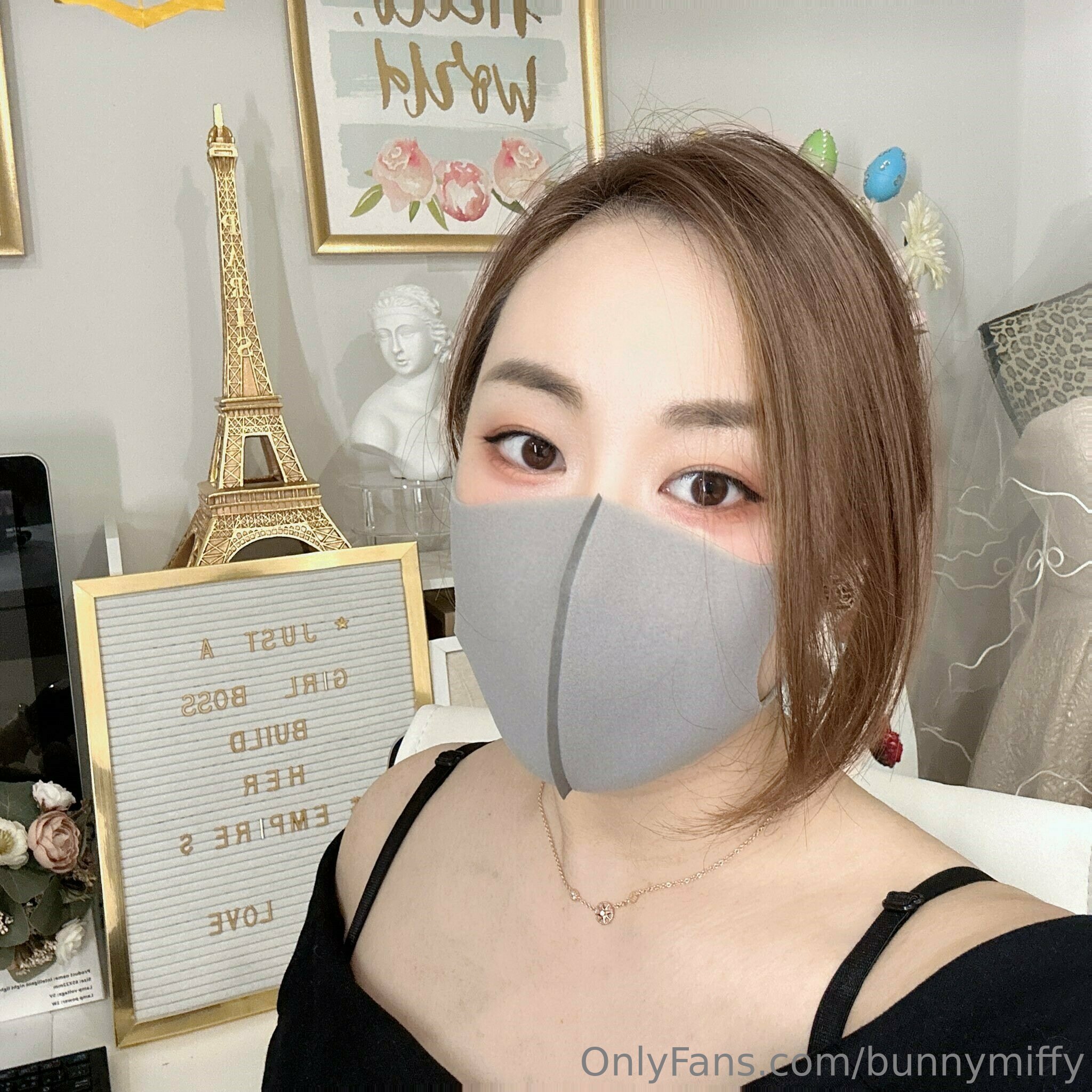 《BUNNYMIFFY_淫荡婚礼策划师， 意淫自慰用玩具潮吹数次(上集）》最新高清在线播放封面图